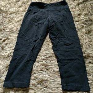 Black exercise crops with butt lifting seams